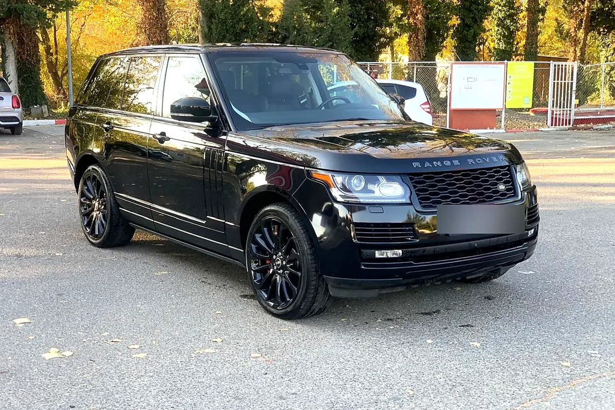 Чёрный Range Rover Vogue Autobiography в осеннем парке в Тбилиси